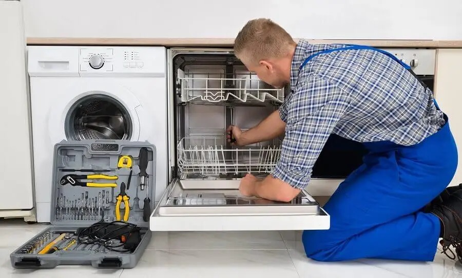 İzmit Siemens servisi teknisyen ekibi beyaz eşya tamiri yaparken
